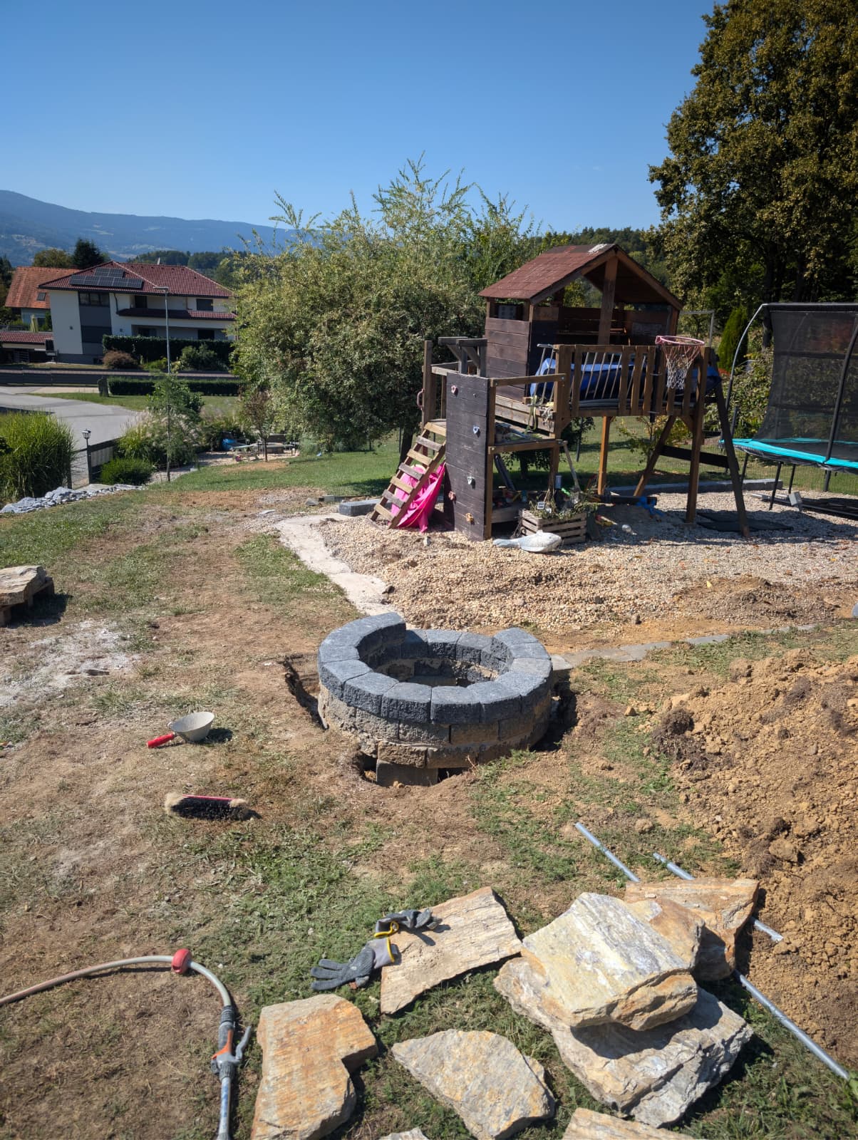 Runde Steineinfassung für Feuerstelle im Garten