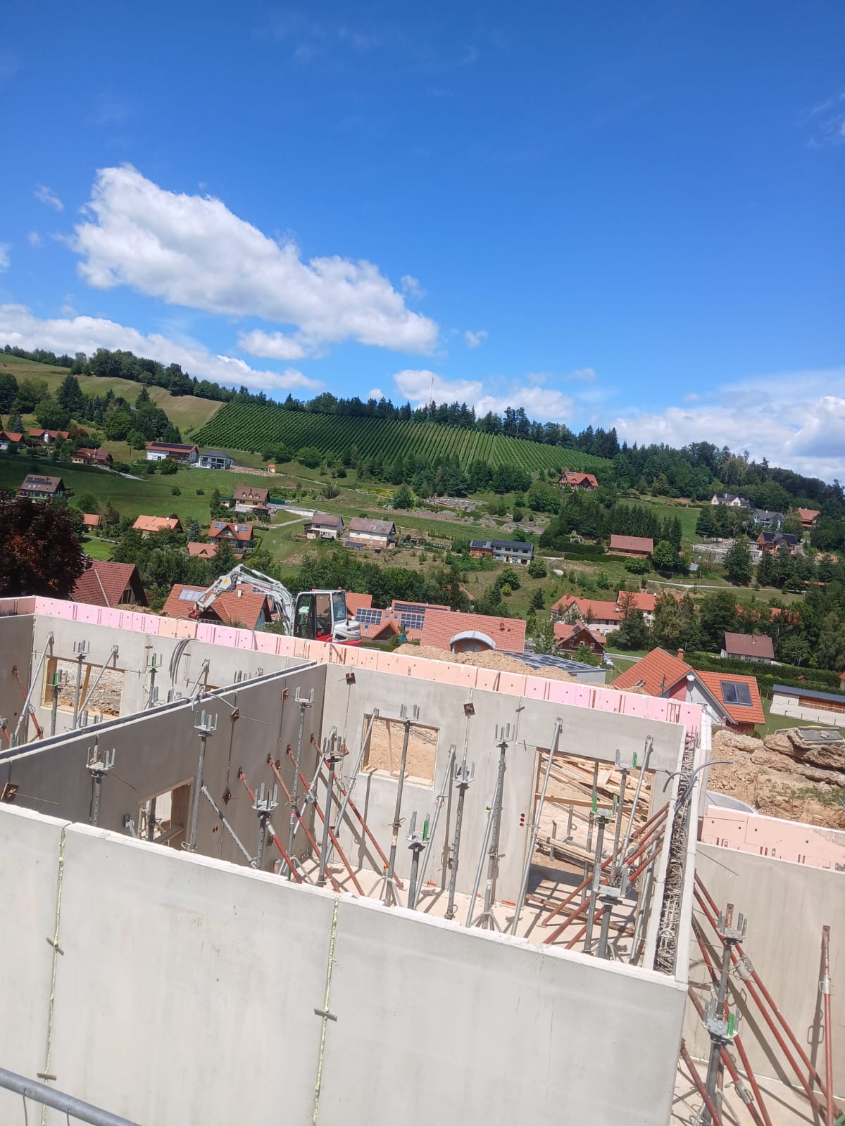 Betonfertigteilwände mit Fensteraussparungen, Blick ins Hügelland