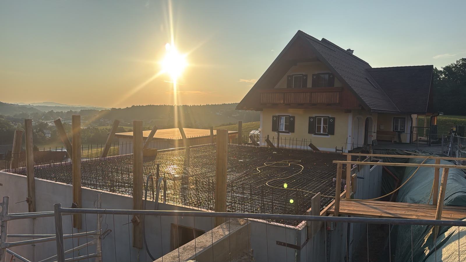 Bewehrte Decke im Sonnenuntergang neben Wohnhaus