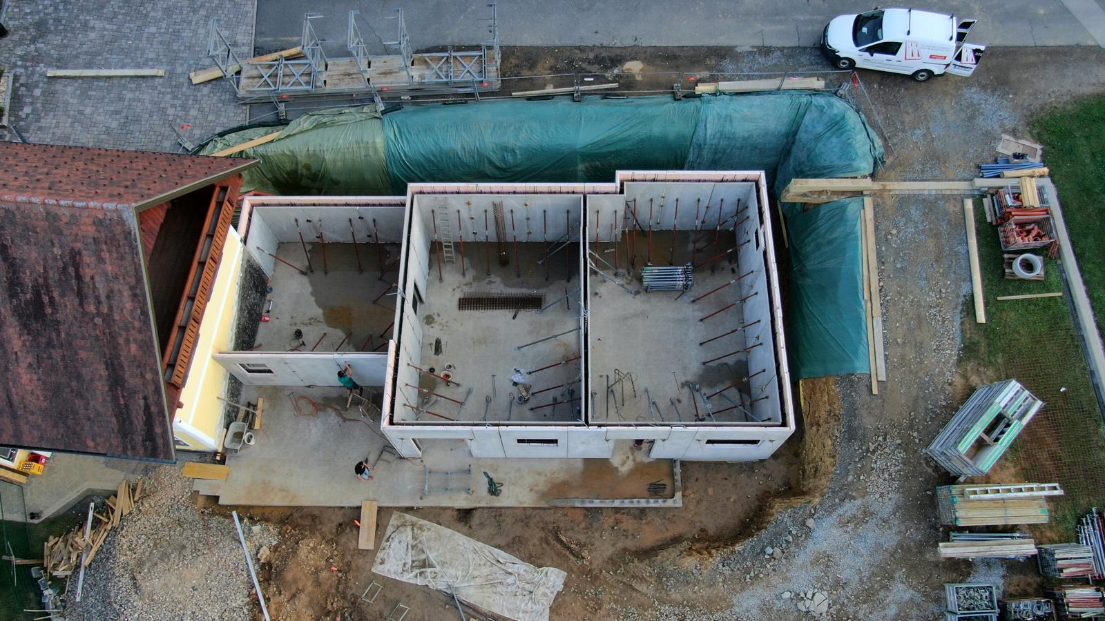 Luftbild des Betonfertigteilgeschosses mit Stützen