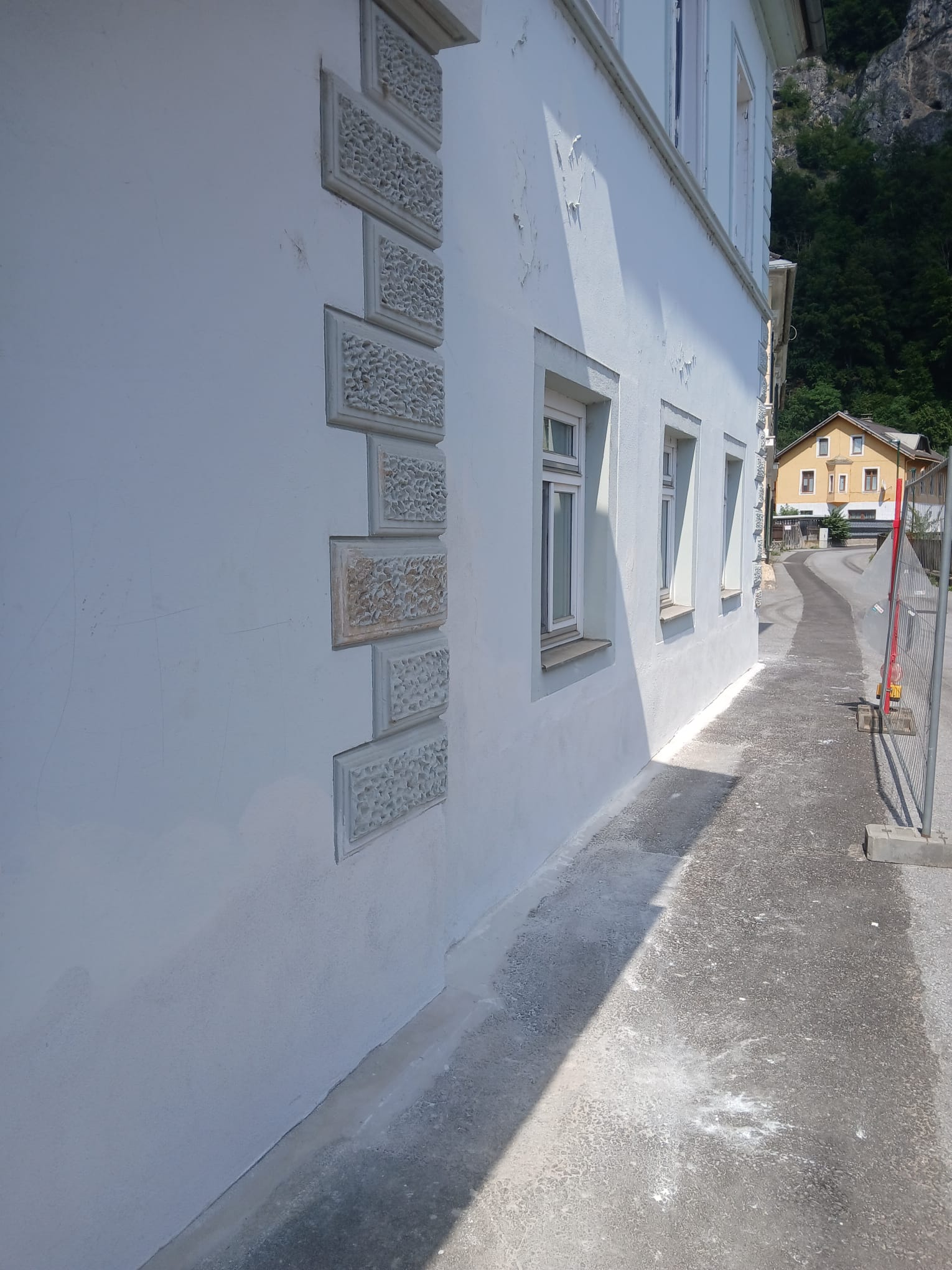 Sanierte Fassade mit neuem Sockelputz und rustizierten Ecksteinen