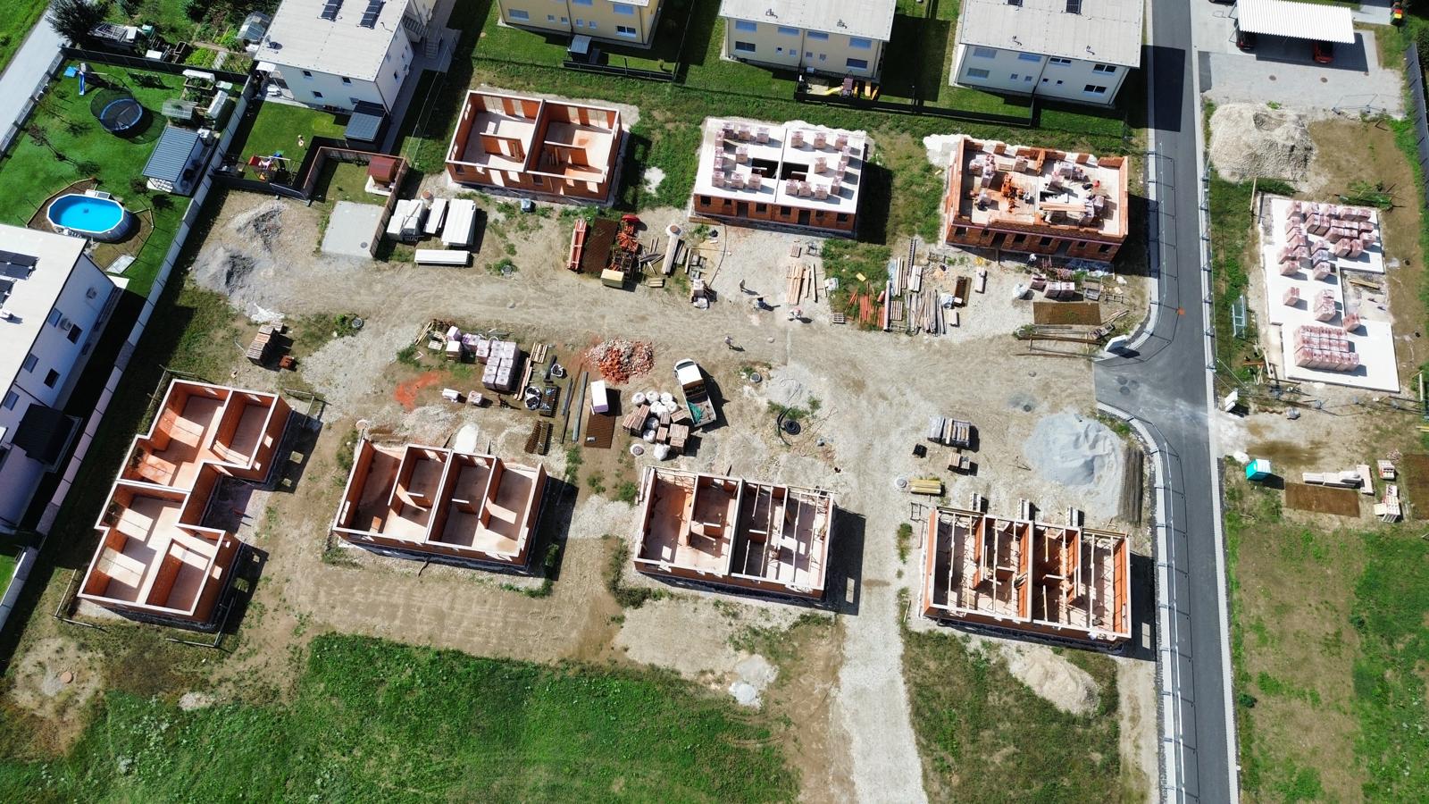 Luftbild der Wohnbausiedlung im Rohbau