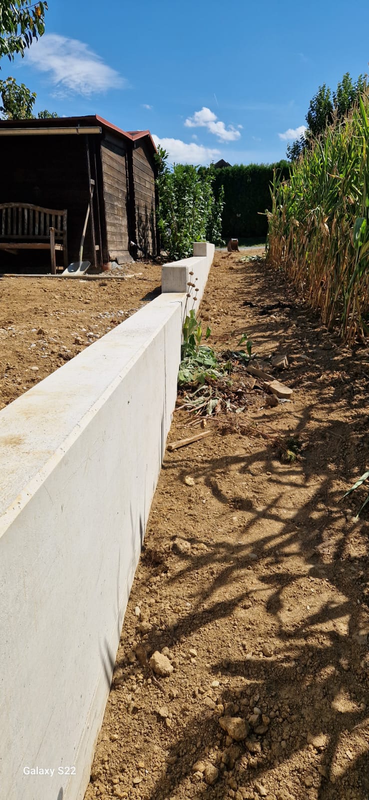 Zaunsockel aus Beton mit Pfostenansätzen